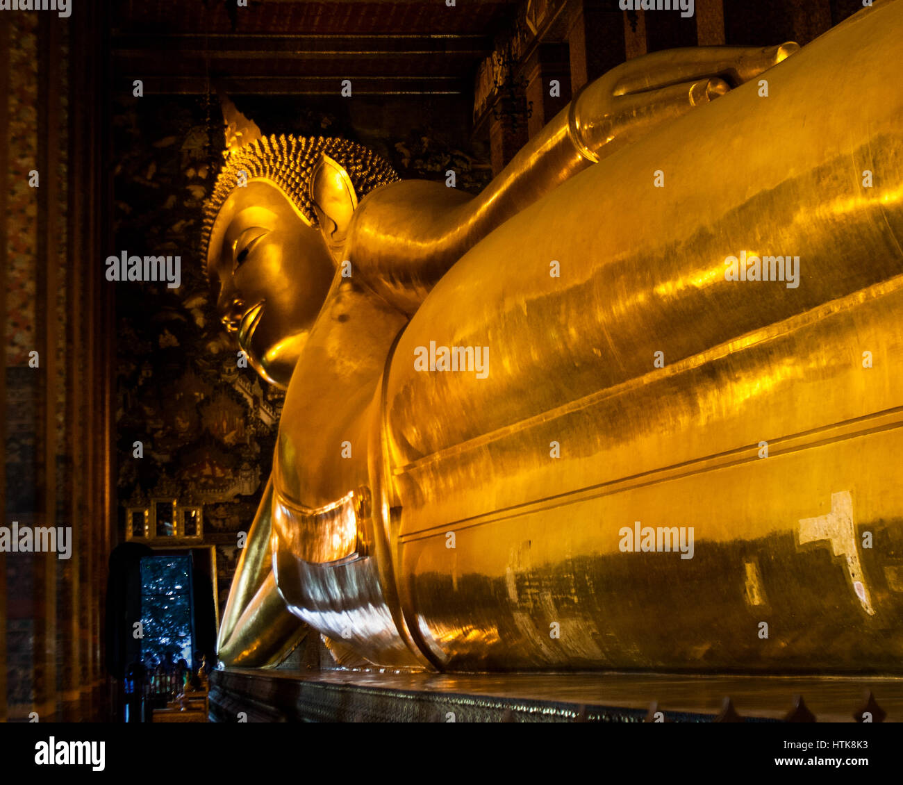 Bangkok, Thailand. 14. November 2006. Die berühmten riesigen liegenden Buddha, Blattgold, im Tempel des liegenden Buddha (Wat Phra Chetuphon) abgedeckt. In den Wat Pho buddhistische Tempelanlage in Bangkok ist 46 Meter (151 ft) lang und betrachtet den höchsten Rang der erstklassigen Königlichen Tempel. Thailand ist ein beliebtes Touristenziel geworden. Bildnachweis: Arnold Drapkin/ZUMA Draht/Alamy Live-Nachrichten Stockfoto