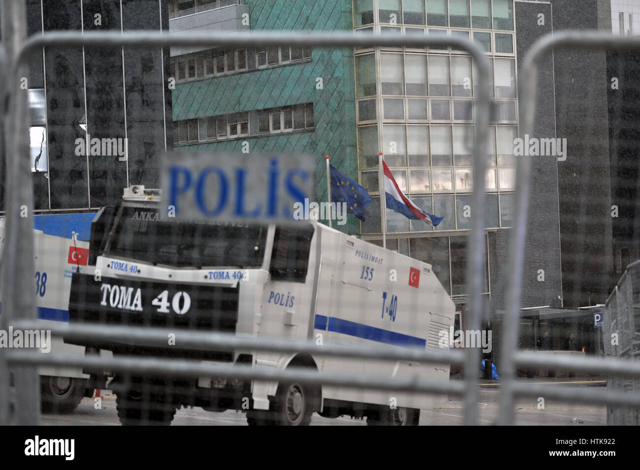 Ankara, Türkei. 12. März 2017. Eine türkische Polizei-Fahrzeug ist außerhalb der niederländischen Botschaft in Ankara, Türkei, 12. März 2017 gesehen. Einige 150 bis 200 Personen mit türkischen Fahnen versammelten sich vor der niederländischen Botschaft in Ankara am späten Samstag zu protestieren, Niederländisch Verbot türkische Politiker halten Kundgebungen in Niederlanden vor April 16 Verfassungsreferendum. Bildnachweis: Mustafa Kaya/Xinhua/Alamy Live-Nachrichten Stockfoto