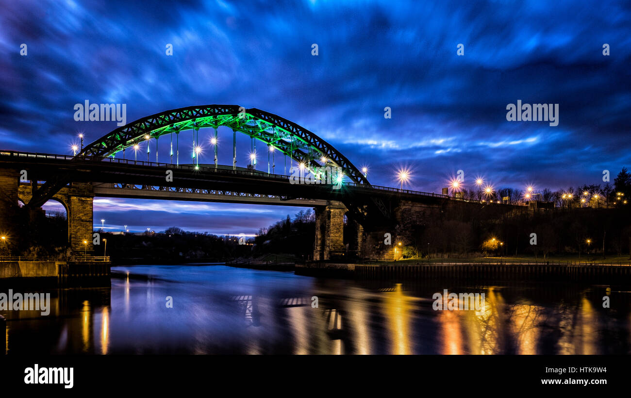 Die Wearmouth Bridge in der Dämmerung in der Stadt Sunderland im Nordosten Englands. Stockfoto