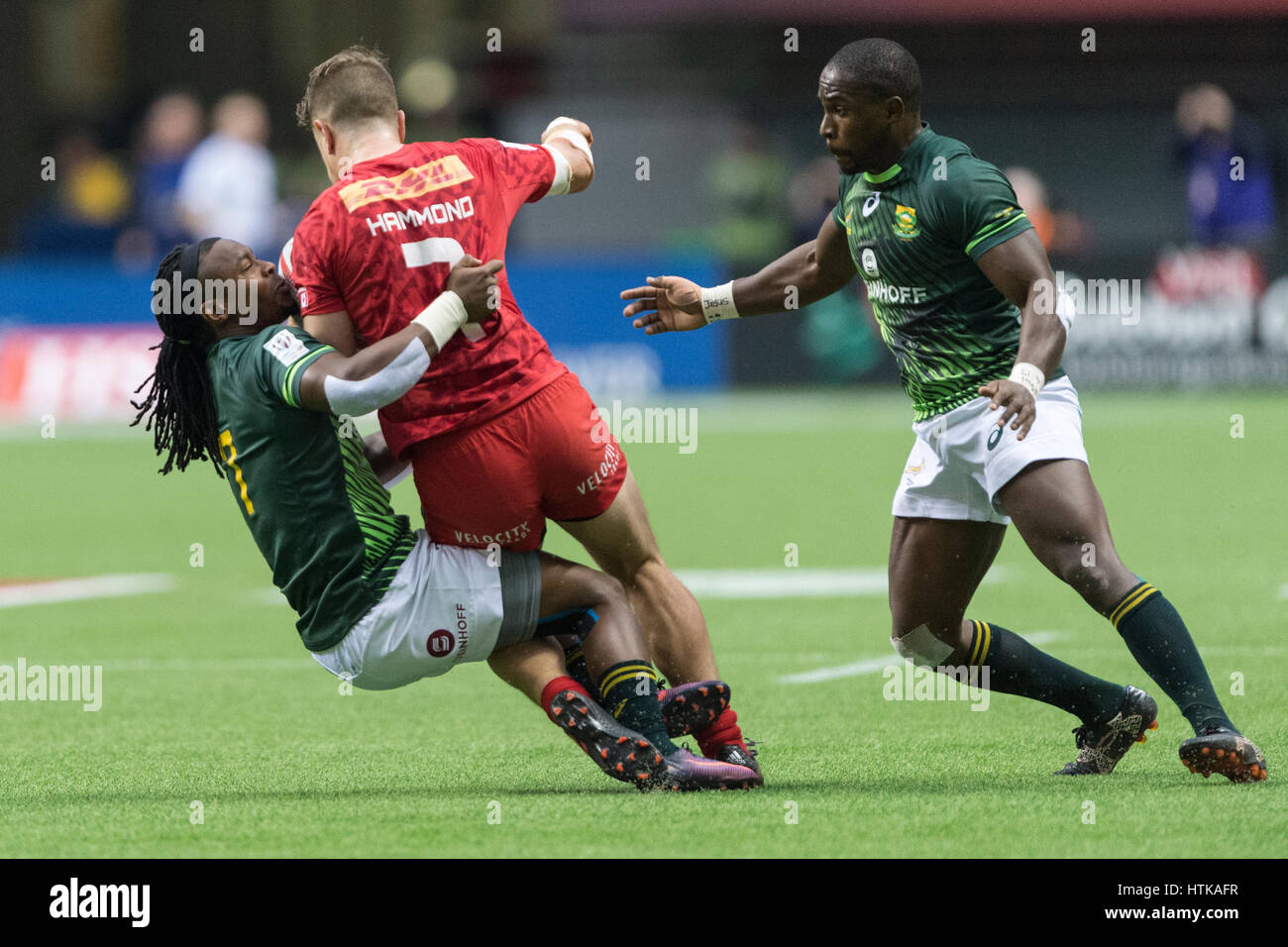 Vancouver, Kanada. 12. März 2017. Branco Du Preez (7) in Südafrika befasst sich mit Lucas Hammond (7) von Kanada. Tag 2-Cup Viertel Finale-HSBC Canada Sevens Rugby, das BC Place Stadium. Südafrika besiegt Kanada 36-7. Bildnachweis: Gerry Rousseau/Alamy Live-Nachrichten Stockfoto