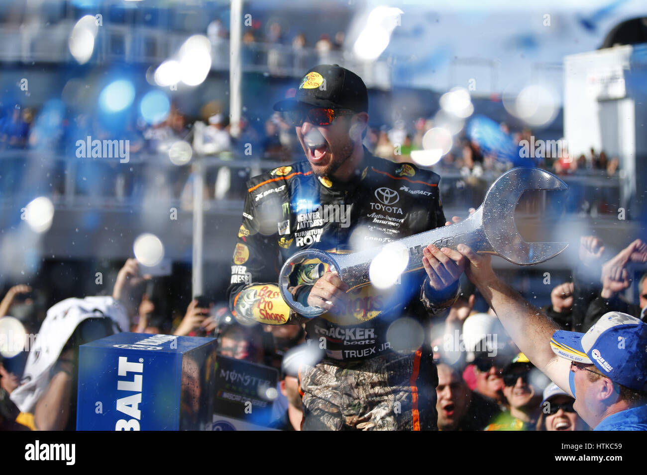 Las Vegas, Nevada, USA. 12. März 2017.  Martin Truex Jr. (78) feiert nach dem Sieg der Kobalt-400 auf dem Las Vegas Motor Speedway in Las Vegas, Nevada. Bildnachweis: Justin R. Noe Asp Inc/ASP/ZUMA Draht/Alamy Live-Nachrichten Stockfoto
