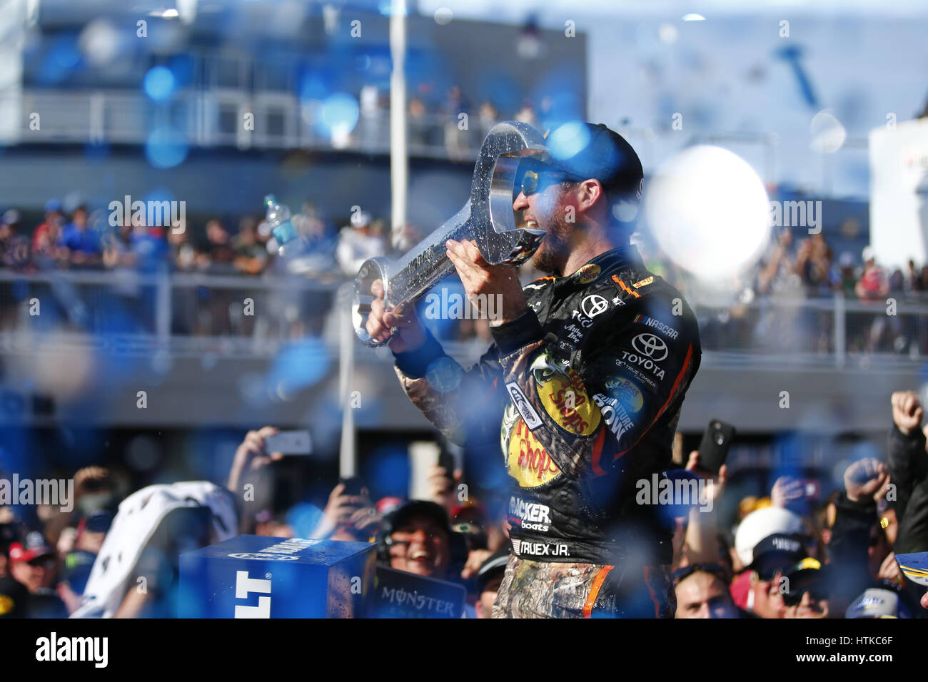Las Vegas, Nevada, USA. 12. März 2017.  Martin Truex Jr. (78) feiert nach dem Sieg der Kobalt-400 auf dem Las Vegas Motor Speedway in Las Vegas, Nevada. Bildnachweis: Justin R. Noe Asp Inc/ASP/ZUMA Draht/Alamy Live-Nachrichten Stockfoto