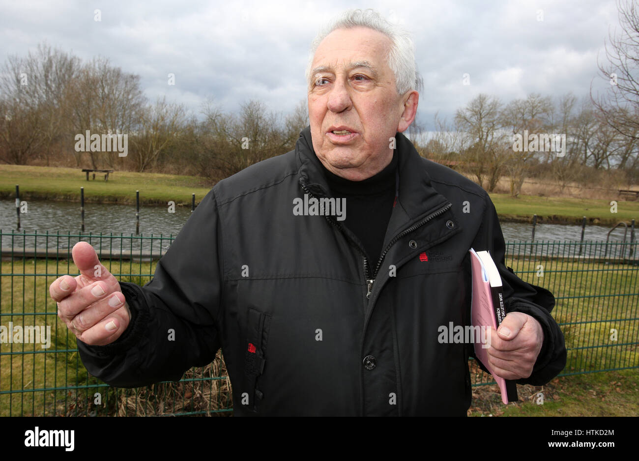 Ribnitz-Damgarten, Deutschland. 28. Februar 2017. Egon Krenz, Honeckers Nachfolger als Generalsekretär des Zentralkomitees der Sozialistischen Einheitspartei (SED) und Vorsitzender des Staatsrates in den letzten Wochen der Deutschen Demokratischen Republik Existenz in Ribnitz-Damgarten, Deutschland, 28. Februar 2017. Krenz schaltet die 19. März 2017 80. Foto: Bernd Wüstneck/Dpa-Zentralbild/Dpa/Alamy Live News Stockfoto