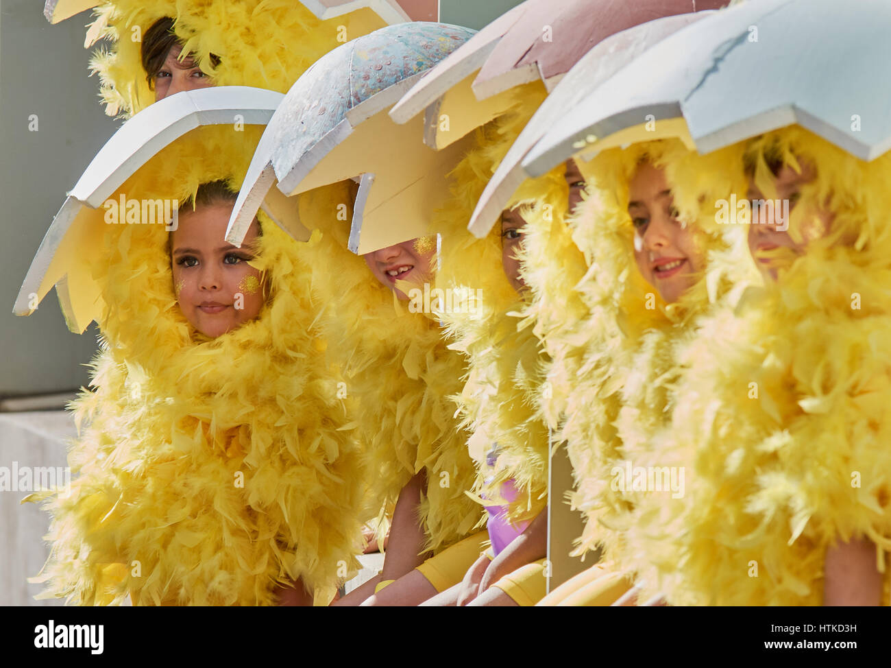 Melbourne, Australien. 13. März 2017. Kinder in Huhn Kostüme warten für den Start der Moomba-Parade. Melbournes Moomba Parade für 2017 fand bei herrlichem Wetter. Es gab viel Aufregung in den Staging-Bereich als die Darsteller gewartet, um die Parade zu starten. Bildnachweis: David Brewster/Alamy Live-Nachrichten Stockfoto