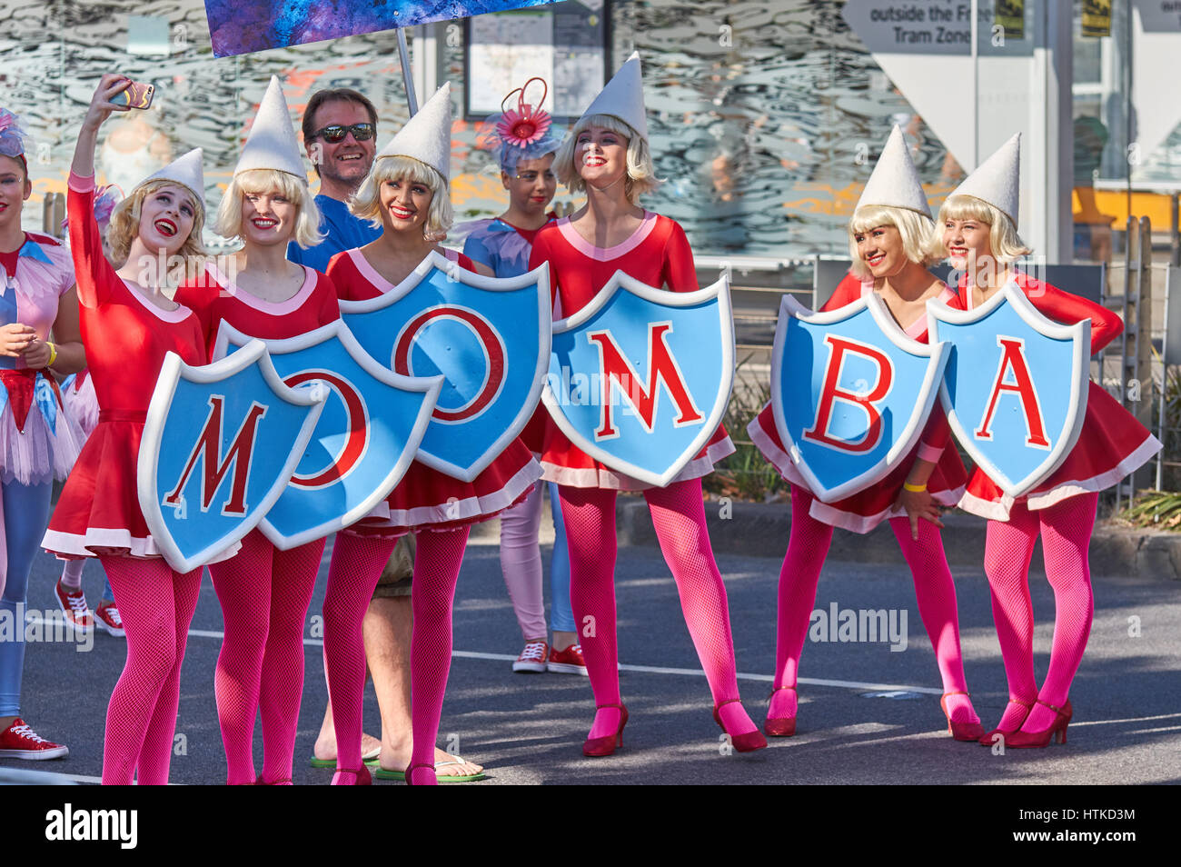 Melbourne, Australien. 13. März 2017. Melbournes Moomba Parade für 2017 fand bei herrlichem Wetter. Es gab viel Aufregung in den Staging-Bereich als die Darsteller gewartet, um die Parade zu starten. Bildnachweis: David Brewster/Alamy Live-Nachrichten Stockfoto