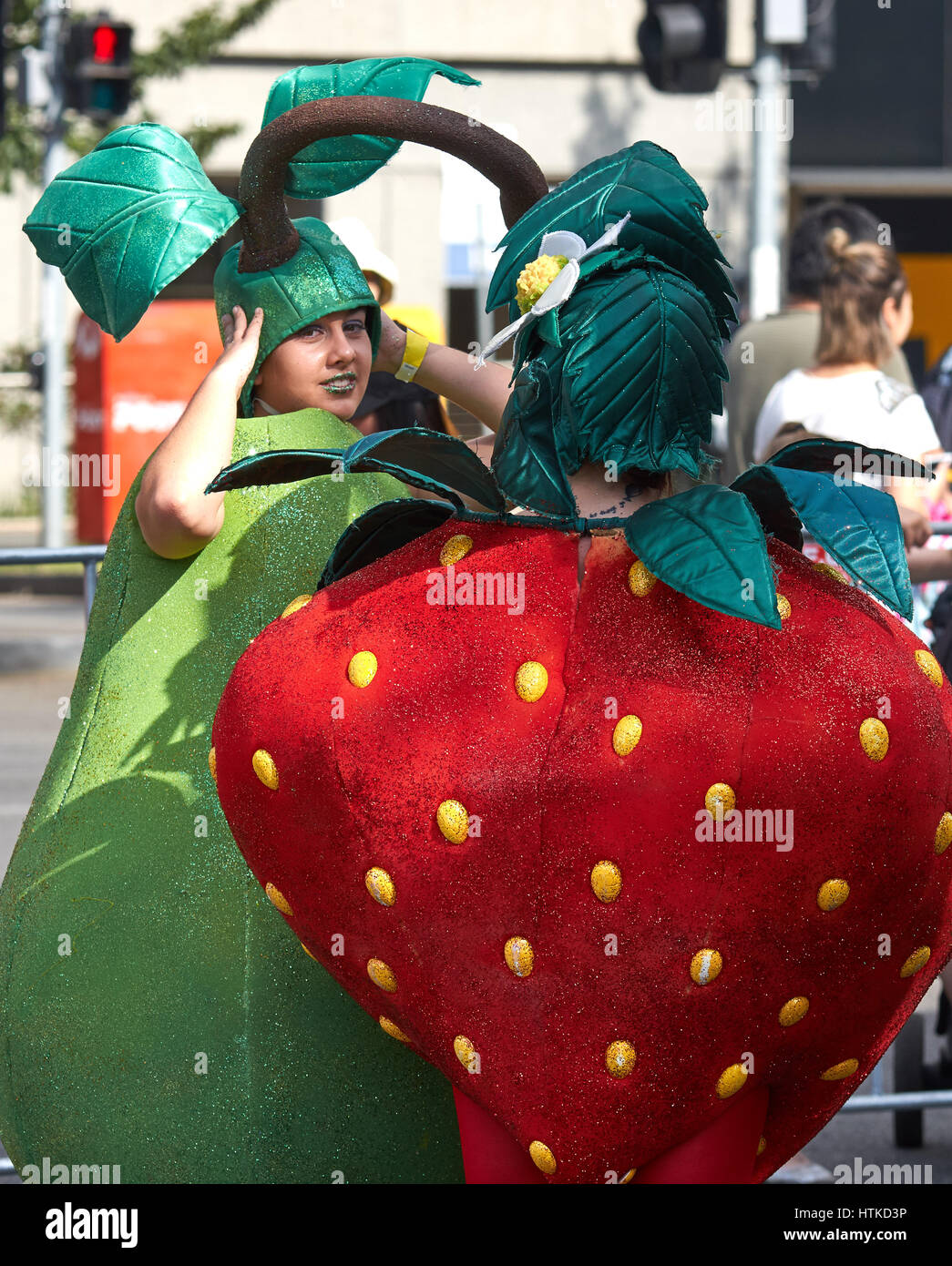 Melbourne, Australien. 13. März 2017. Melbournes Moomba Parade für 2017 fand bei herrlichem Wetter. Es gab viel Aufregung in den Staging-Bereich als die Darsteller gewartet, um die Parade zu starten. Bildnachweis: David Brewster/Alamy Live-Nachrichten Stockfoto