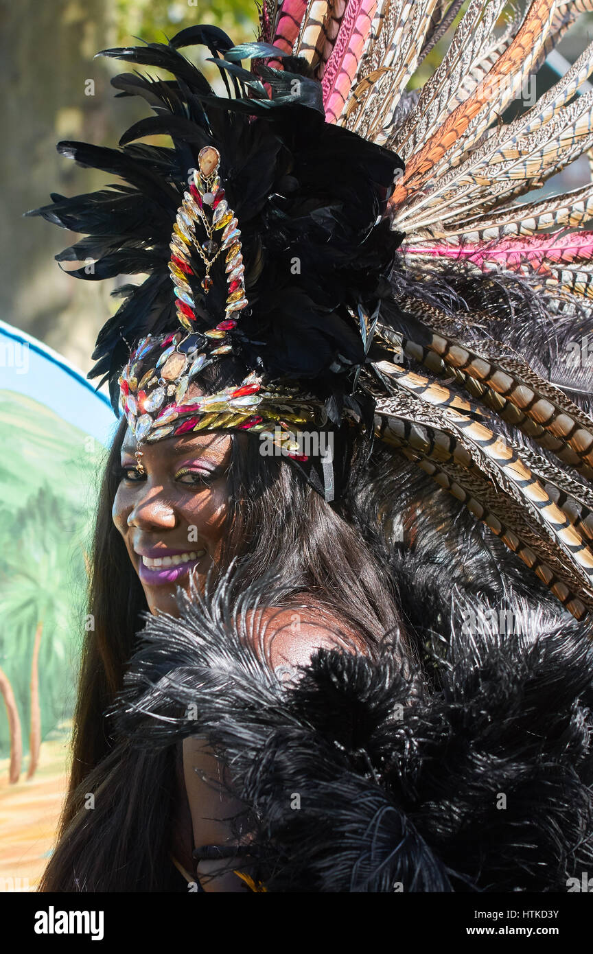 Melbourne, Australien. 13. März 2017. Melbournes Moomba Parade für 2017 fand bei herrlichem Wetter. Es gab viel Aufregung in den Staging-Bereich als die Darsteller gewartet, um die Parade zu starten. Bildnachweis: David Brewster/Alamy Live-Nachrichten Stockfoto