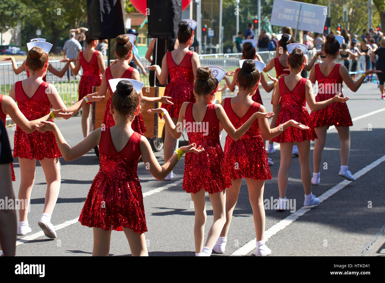 Melbourne, Australien. 13. März 2017. Melbournes Moomba Parade für 2017 fand bei herrlichem Wetter. Es gab viel Aufregung in den Staging-Bereich als die Darsteller gewartet, um die Parade zu starten. Bildnachweis: David Brewster/Alamy Live-Nachrichten Stockfoto