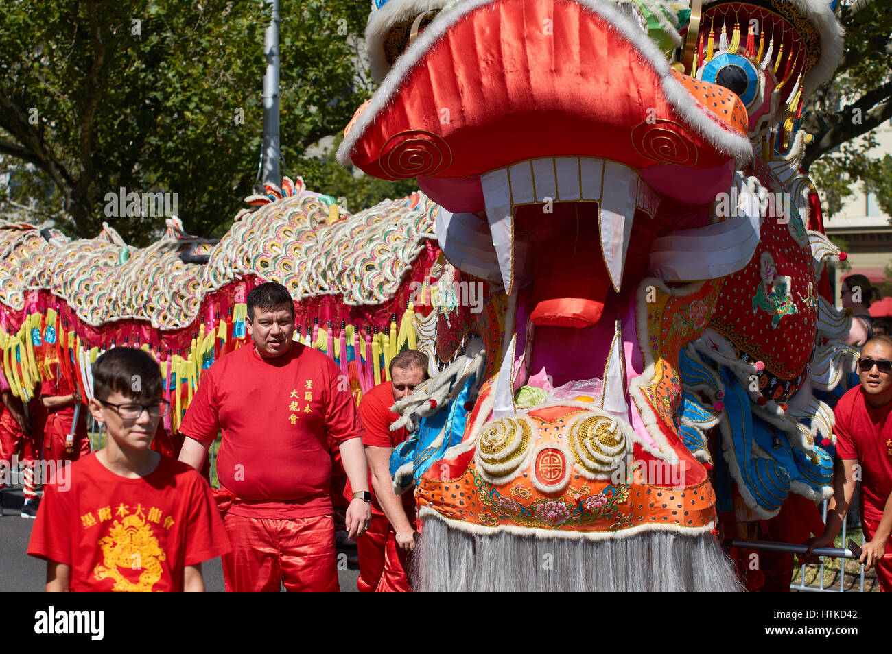 Melbourne, Australien. 13. März 2017. Der chinesische Drache war ein Höhepunkt der diesjährigen Moomba Parade. Melbournes Moomba Parade für 2017 fand bei herrlichem Wetter. Es gab viel Aufregung in den Staging-Bereich als die Darsteller gewartet, um die Parade zu starten. Bildnachweis: David Brewster/Alamy Live-Nachrichten Stockfoto
