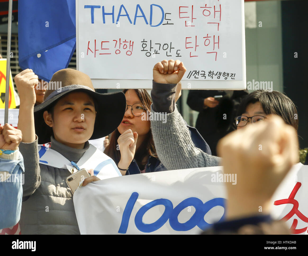 Südkorea-Politik, 11. März 2017: Menschen besuchen eine Kundgebung in Seoul, Südkorea, gegen den Plan der Regierung eine Terminal hohe Höhe Area Defense (THAAD) Batterie der US-Armee auf einem Golfplatz Lotte in Seongju, etwa 260 km südöstlich von Seoul bereitstellen. Die USA und Südkorea hatten vereinbart, Bahnhof der Anti-Raketen-Batterie mit einem leistungsstarken Radar zur Abwehr von Bedrohungen Raketen aus Nordkorea aber China gegen den Einsatz, wie sie behauptet, dass die Vereinigten Staaten auf chinesische Militär mit THAAD Spion wird. Koreanische Zeichen zu lesen, "Impeach THAAD, seines Amtes zu entheben Hwang Kyo-Ahn (Premierminister und handeln Stockfoto