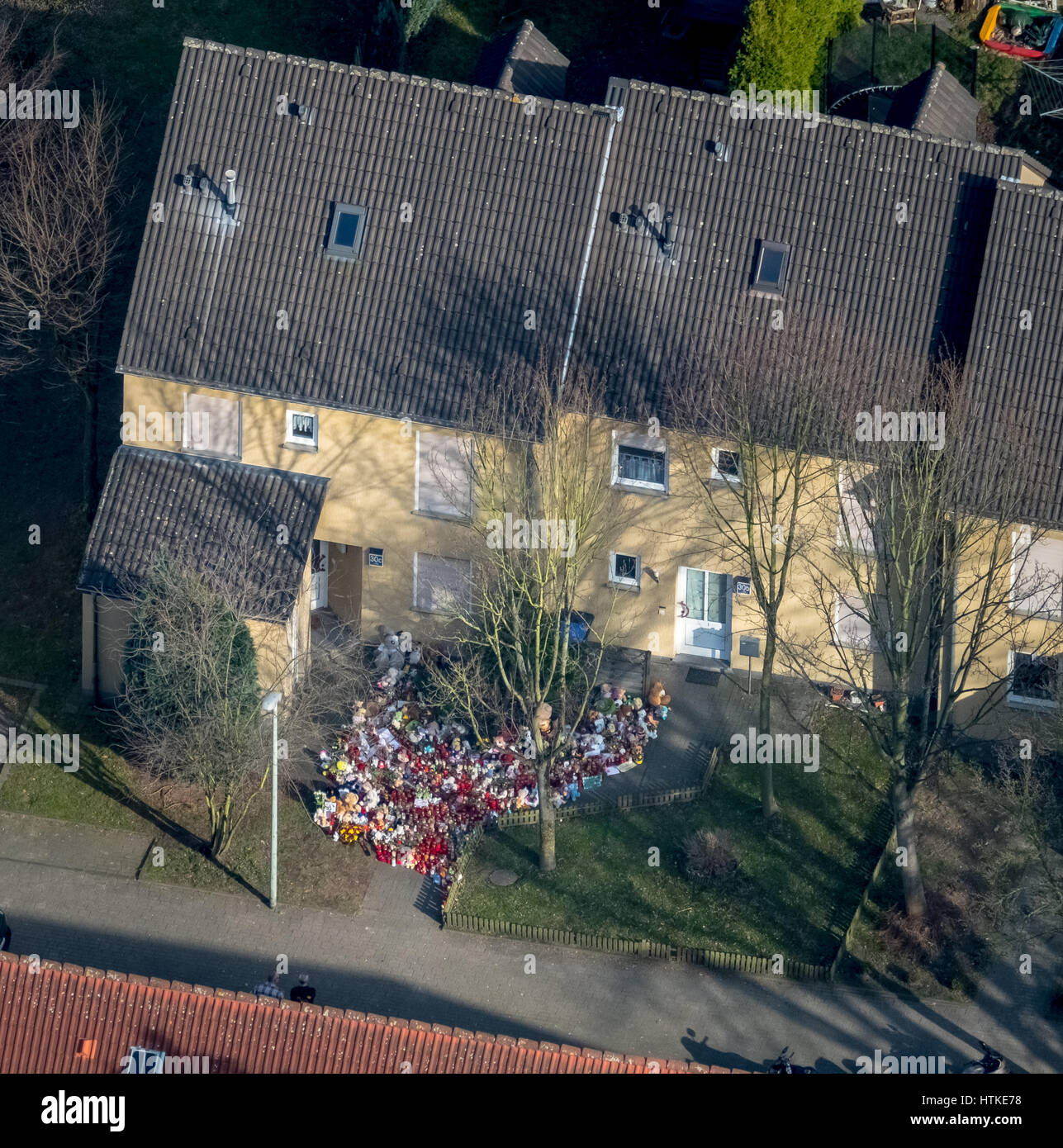 Herne Kind Mordfall, Siedlung im Dannekamp, Heimat der Mörder Marcel Hesse und neun Jahre alten Opfer, Spielzeug und Kerzen vor dem Haus, Herne, Ruhr und Umgebung, Nordrhein-Westfalen, Deutschland Stockfoto