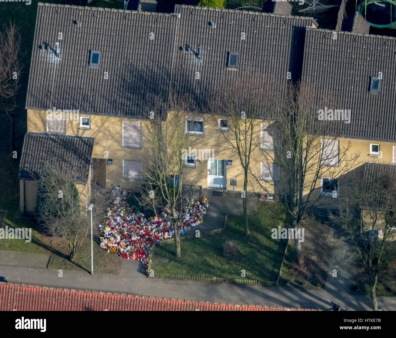 Herne Kind Mordfall, Siedlung im Dannekamp, Heimat der Mörder Marcel Hesse und neun Jahre alten Opfer, Spielzeug und Kerzen vor dem Haus, Herne, Ruhr und Umgebung, Nordrhein-Westfalen, Deutschland Stockfoto