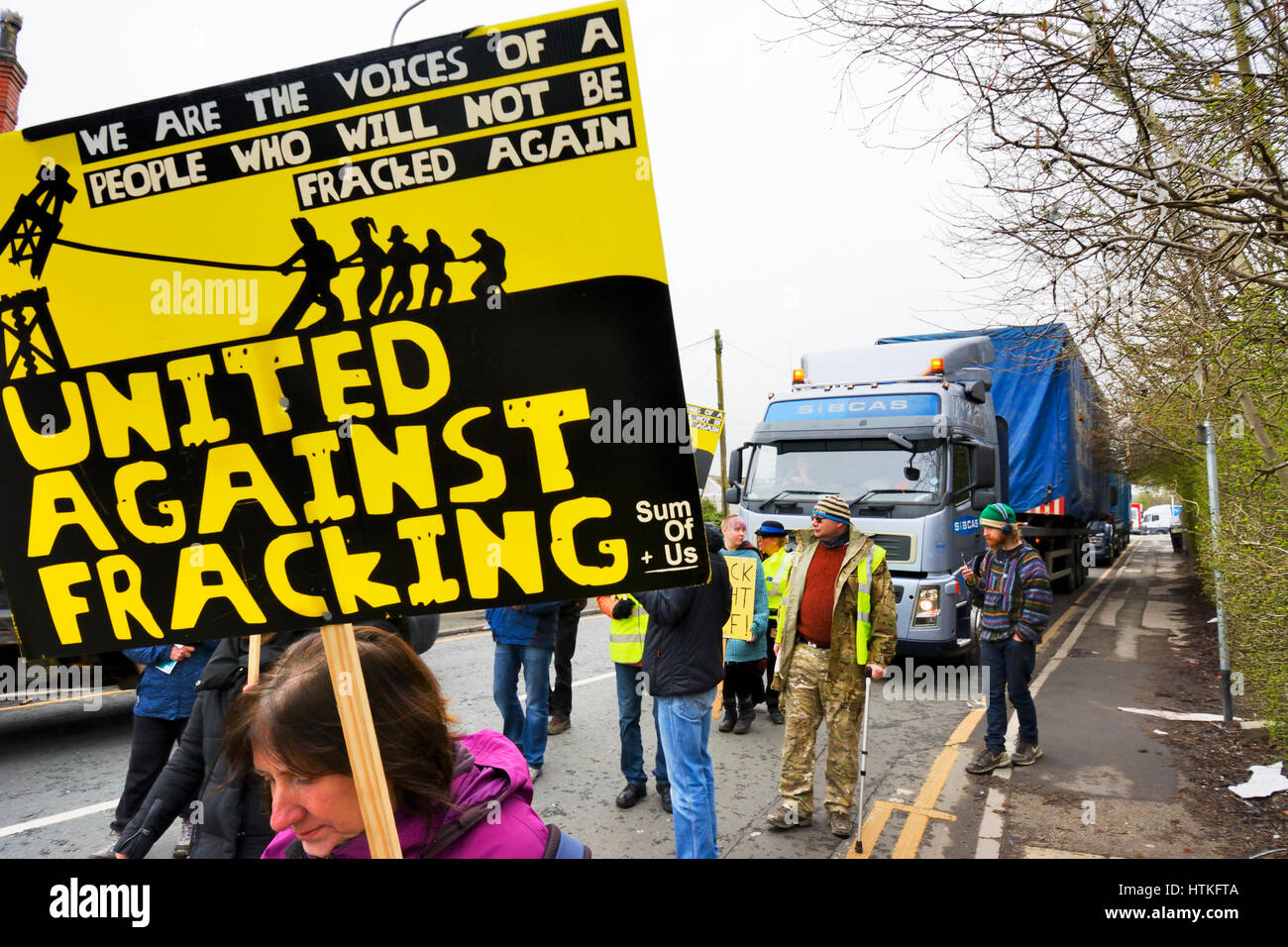 Atherton, Lancashire, UK. 13. März 2017. Am frühen Morgen statt eine kleine Gruppe von Anti-Fracking Demonstranten aus Manchester, Bolton und Warrington einen "Popup" Protest vor dem SIBGAS in einem Industriegebiet in Atherton in der Nähe von Leigh, Greater Manchester. Pop-up-Proteste werden gegen Unternehmen festgestellt, dass Cuadrilla, Vorbereitung einer explorativen Bohrvorgang für Schiefergas in kleinen Plumpton in der Nähe von Blackpool Fracking Unternehmen beliefert werden festgehalten. Bildnachweis: Dave Ellison/Alamy Live-Nachrichten Stockfoto