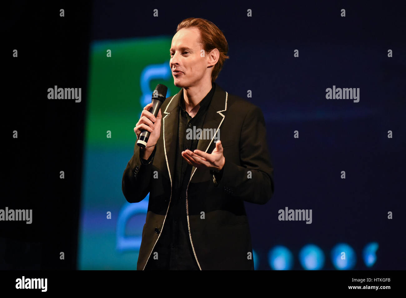 Daan Roosegaarde beim zweiten Tag der Konferenzen der FID-7, "Festival Internacional de Diseño" in La Antigua Aduana, San José, Costa Rica, März 11th, 2017.   Studio Roosegaarde ist das soziale Design Lab des niederländischen Künstlers und Innovator Daan Roosegaarde und seinem Team von Designern und Ingenieuren, die Ideen der künftigen Landschaften machen Wirklichkeit werden.  Roosegaarde und sein Team erstellen interaktive Innovationen, die die dynamische Beziehung zwischen Mensch, Technik und Raum zu erforschen.  FID, ist das nur multidisziplinären Designfestival in Lateinamerika. Einige der besten kreativen Köpfe der Welt versammeln sich in San Jose Stockfoto