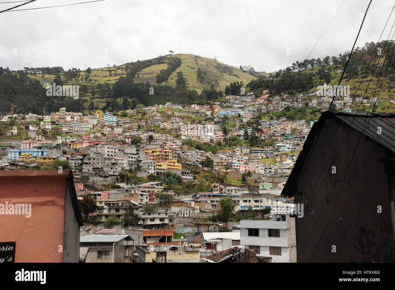 Quito, Ecuador. 13. Oktober 2016. Blick von der Altstadt Quitos der Siedlungen am Rande der Stadt. Aufgenommen am 13.10.2016. Foto: Reinhard Kaufhold/Dpa-Zentralbild/ZB | weltweite Nutzung/Dpa/Alamy Live-Nachrichten Stockfoto