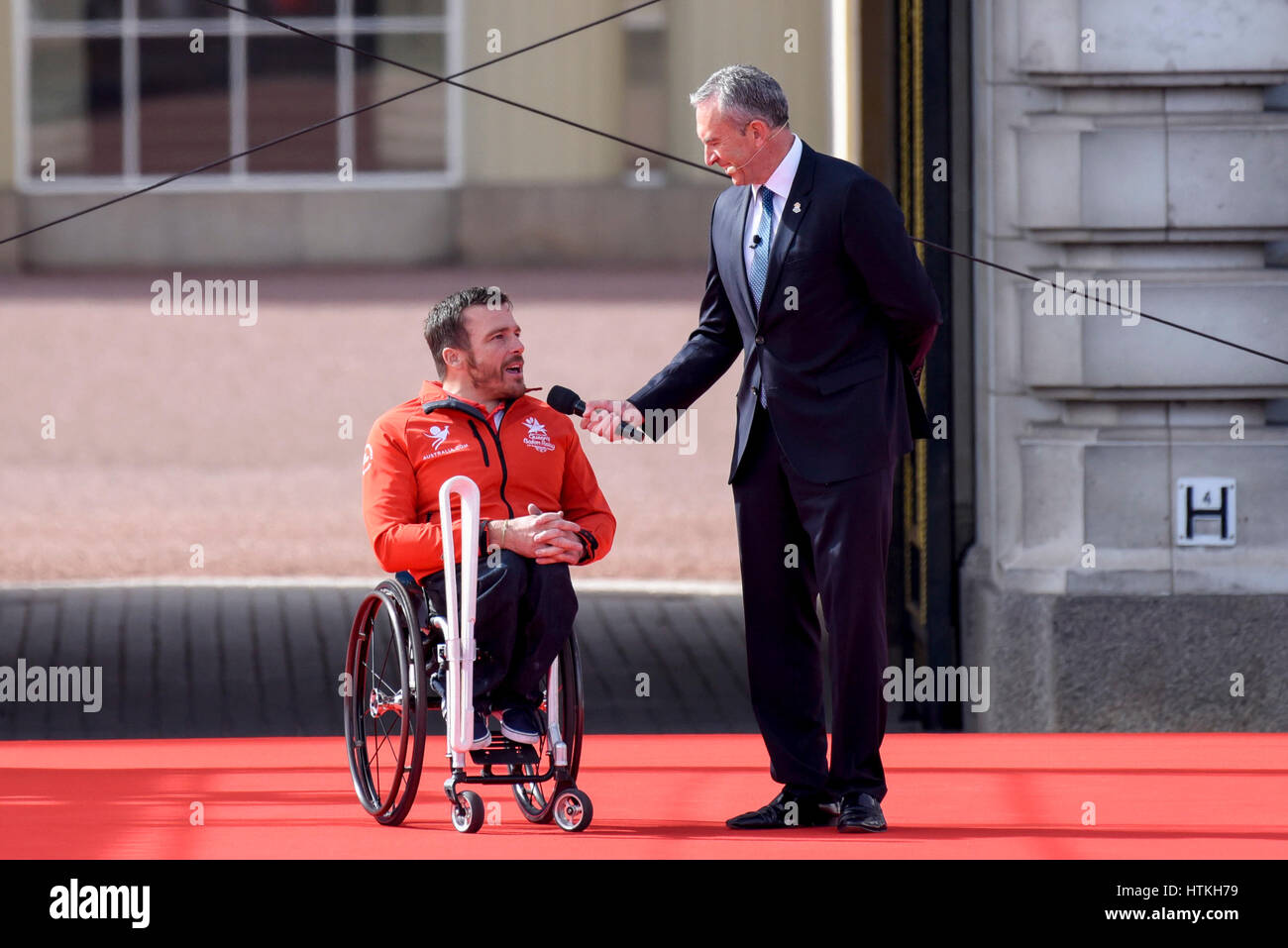 London, UK. 13. März 2017. Kurt Fearnley, drei Mal Paralympischen Goldmedaillen-Gewinner, mit MC Mark Beretta, kommt mit der GC2018-Leitung vor dem Start von The Queen Baton Relay. Eine Nachricht von ihrer Majestät wird über eine Leitung Relais über alle Commonwealth Nationen auf dem Weg zur Eröffnungsfeier der XXI Commonwealth Games, in der Gold Coast Australien am 4. April 2018 erfolgen. Bildnachweis: Stephen Chung/Alamy Live-Nachrichten Stockfoto