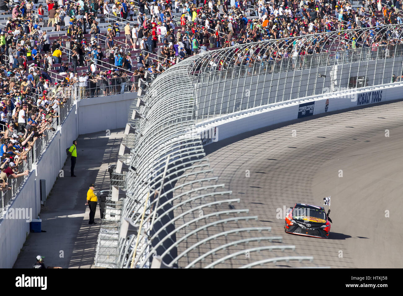 Las Vegas, Nevada, USA. 13. März 2017. 12. März 2017 - Las Vegas, Nevada, USA: Martin Truex Jr. (78) feiert nach dem Sieg der Kobalt-400 auf dem Las Vegas Motor Speedway in Las Vegas, Nevada. Bildnachweis: Walter G Arce Sr Asp Inc/ASP/ZUMA Draht/Alamy Live-Nachrichten Stockfoto
