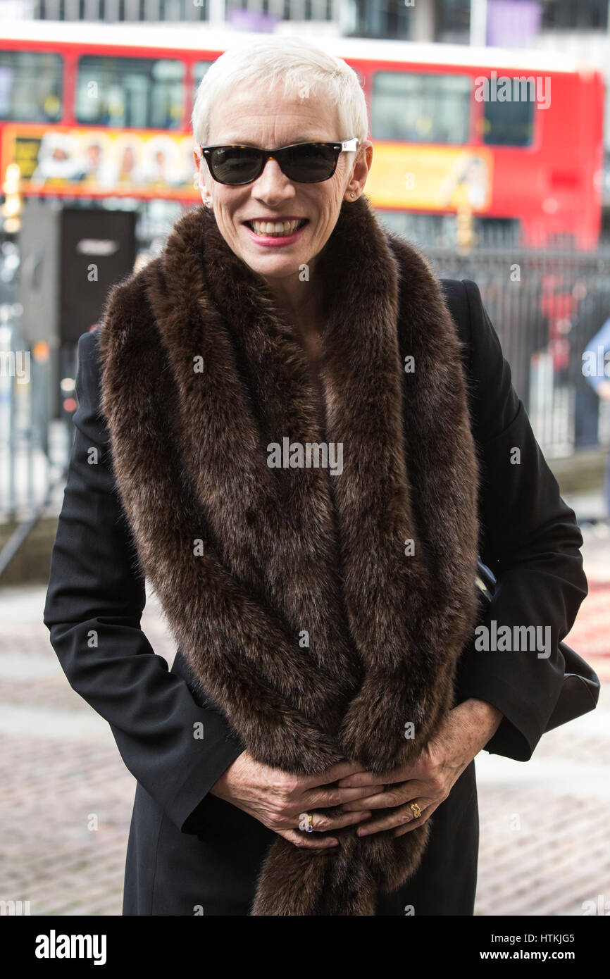 London, UK. 13. März 2017. Sängerin Annie Lennox. Markieren und feiern die Sapphire Jubiläum von HM The Queen, 65 Jahre als Head of The Commonwealth besuchen HM The Queen, Mitglieder der königlichen Familie einen Dienst in der Westminster Abbey. Bildnachweis: Bettina Strenske/Alamy Live-Nachrichten Stockfoto