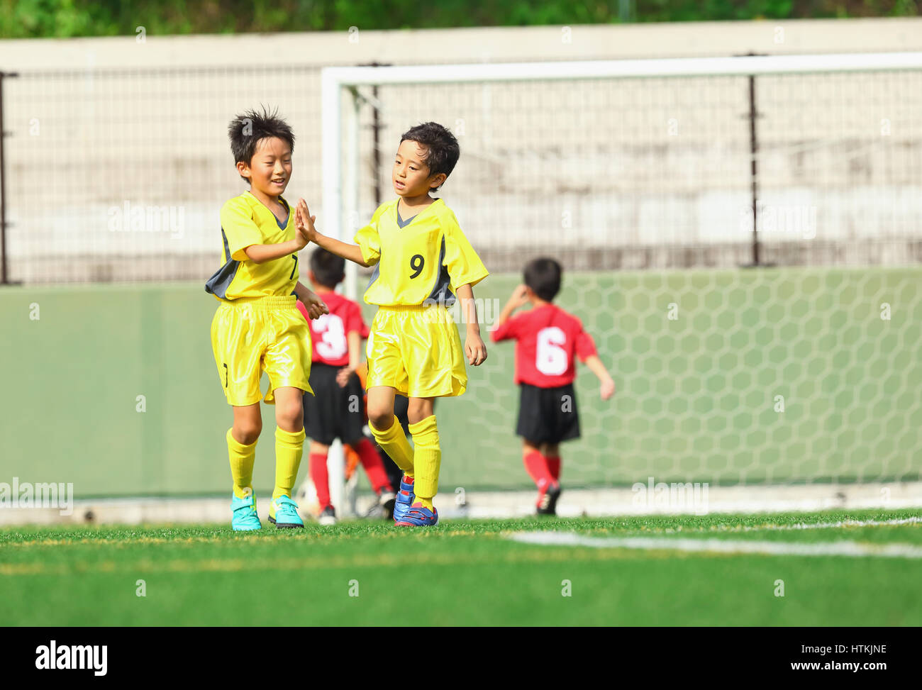 Japanische Kinder Fußball spielen Stockfoto