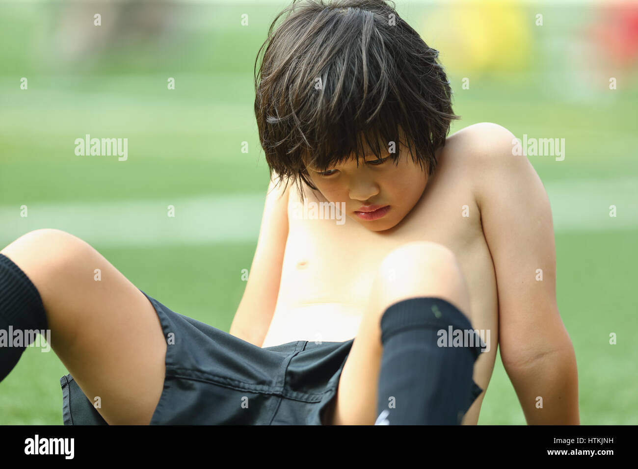 Japanische Kind am Fußballplatz Stockfoto