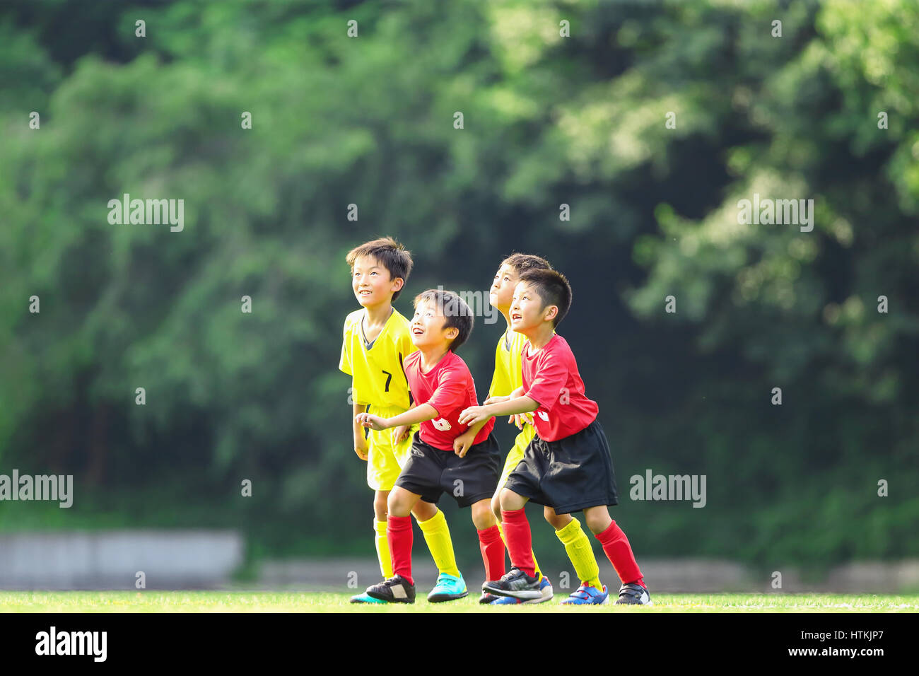 Japanische Kinder Fußball spielen Stockfoto