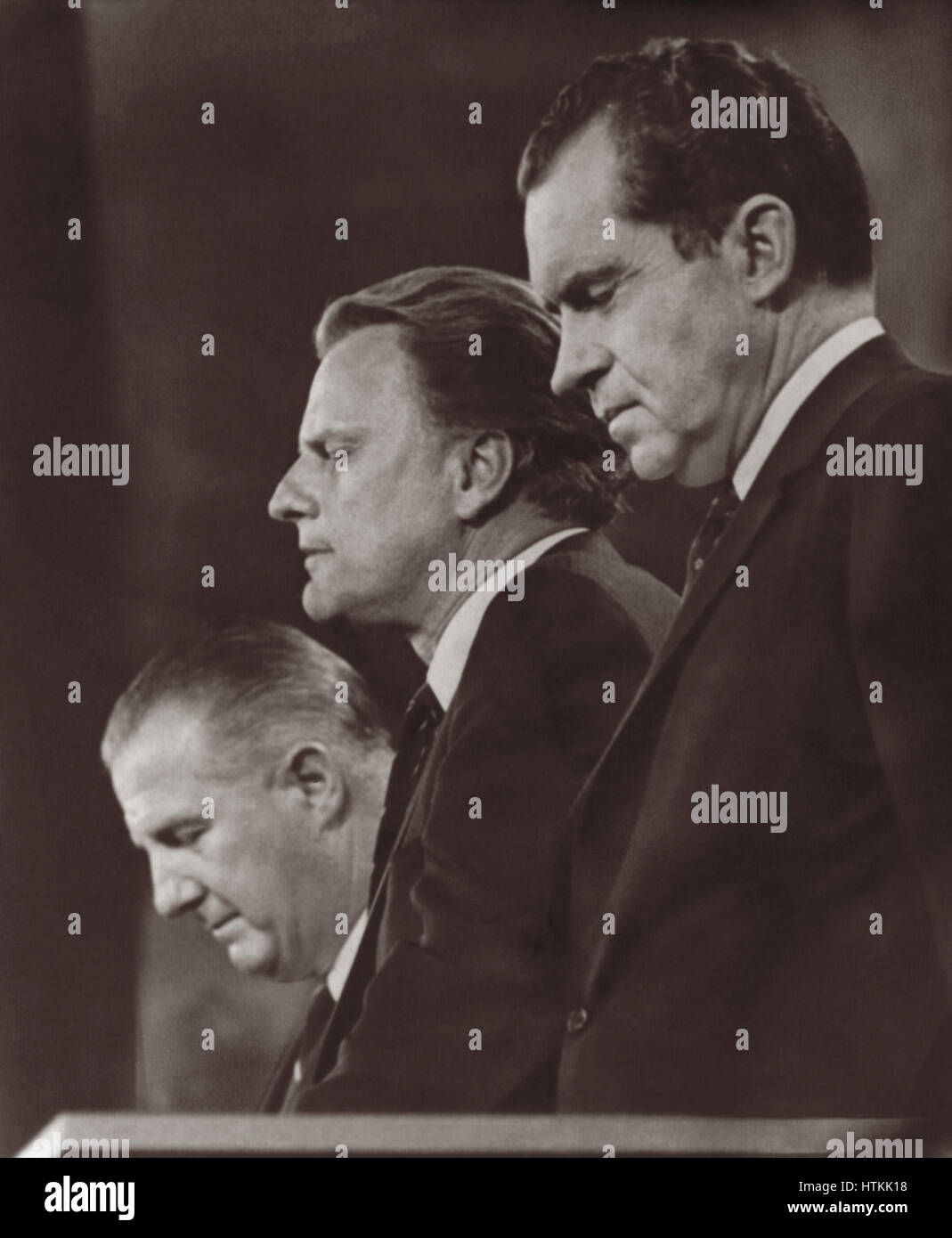 Billy Graham geben schließen Segensspruch auf der Republican National Convention 1968 flankiert von Kandidaten für die Präsidentschaftswahl Richard Nixon (r) und Vize-Präsidentschaftskandidaten Spiro T. Agnew (l) in Miami Beach, Florida, USA. Stockfoto