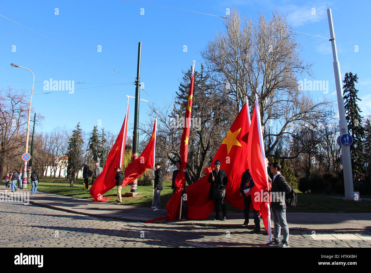 Anhänger von Präsident Xi Jinping ging auf der Prager Straße, die chinesische Flagge Tschechische Besuchs Xis Welle. Stockfoto