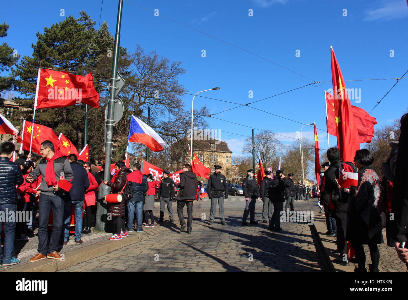 Zahlreiche Tschechische Polizisten im Einsatz, um Kontrolle über politische Aktivitäten zu behalten, Massen die chinesische Flagge und die Tschechische Fahne begruesse Xi Jinping winkten Stockfoto