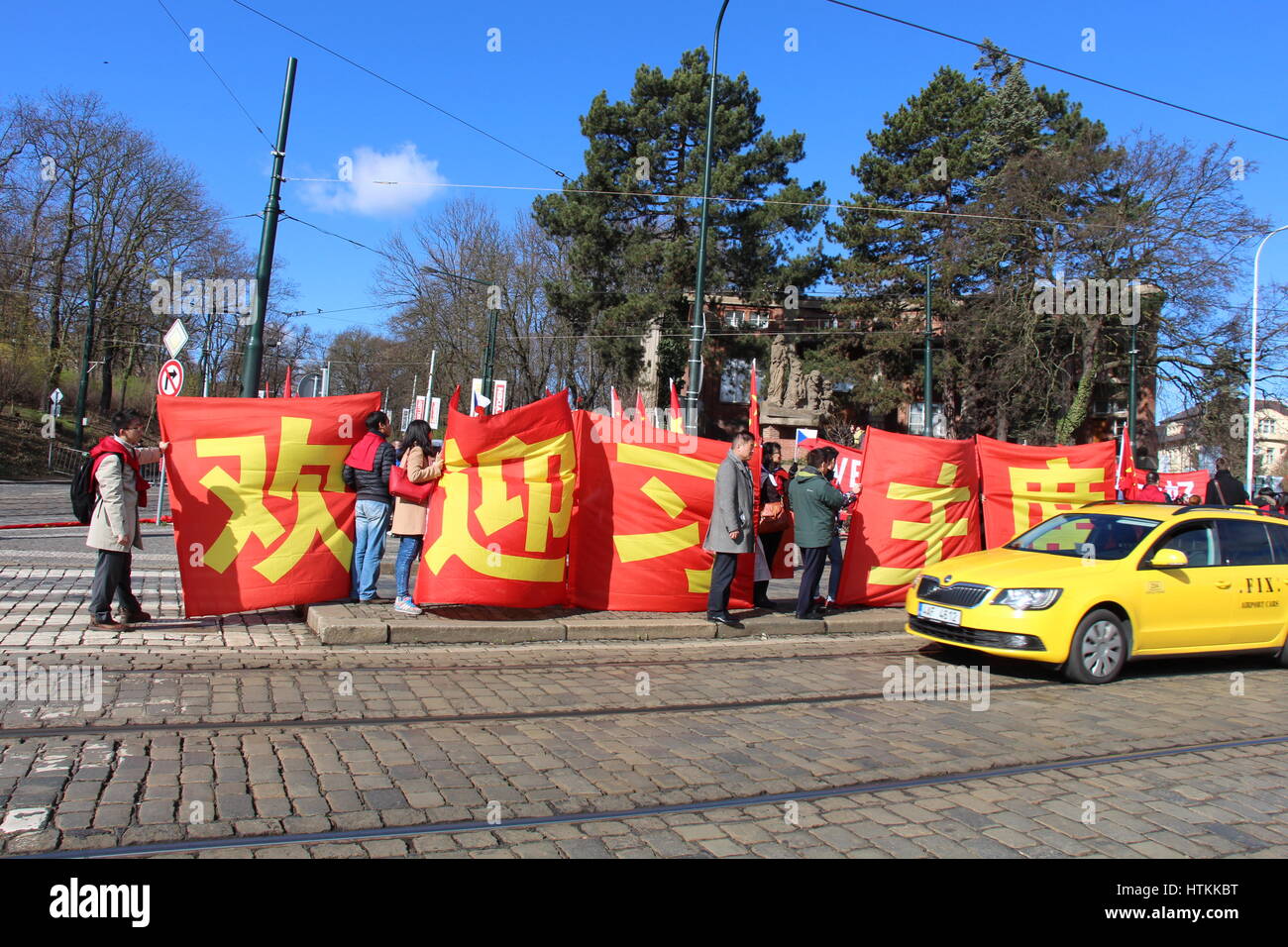Anhänger von Präsident Xi Xinping zielte darauf ab, die ihn auf seiner Straße Weg zur Prager Burg, der tschechische Präsident Milos Zeman treffen begrüßen zu dürfen. Stockfoto