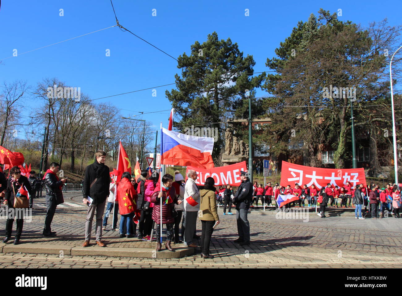 Pro-China Menschen winkten die chinesische Flagge, Tschechische Flagge und Banner Präsident Xi Jinping zu seinen Gesprächen mit Präsident Milos Zeman gratulieren. Stockfoto
