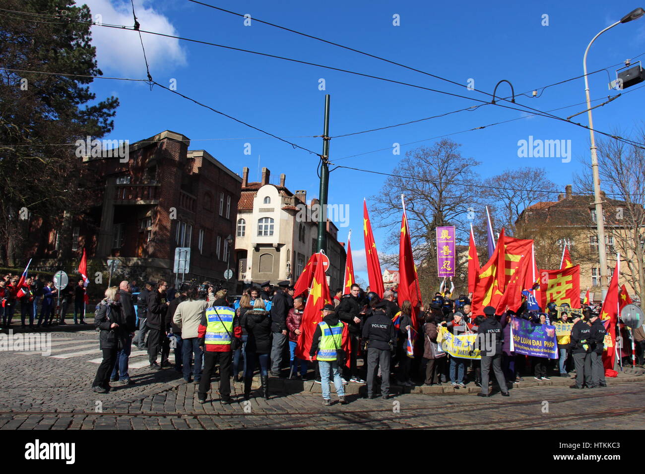 Anhänger von Präsident Xi Jinping ging auf der Prager Straße, die chinesische Flagge Tschechische Besuchs Xis Welle. Anti-Xi Personen enthalten Falun Gong. Stockfoto