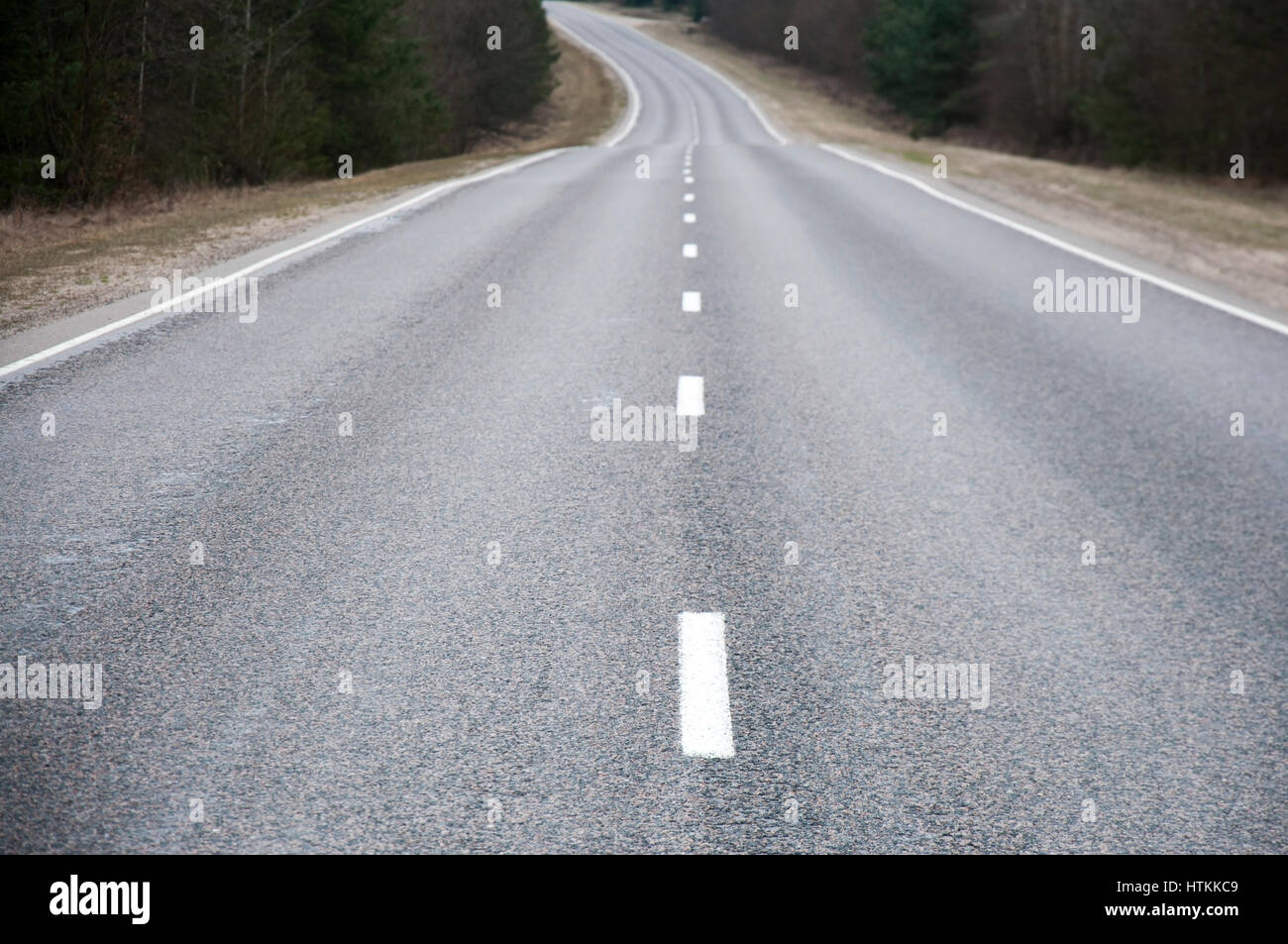 Lange asphaltierte Straße Stockfoto