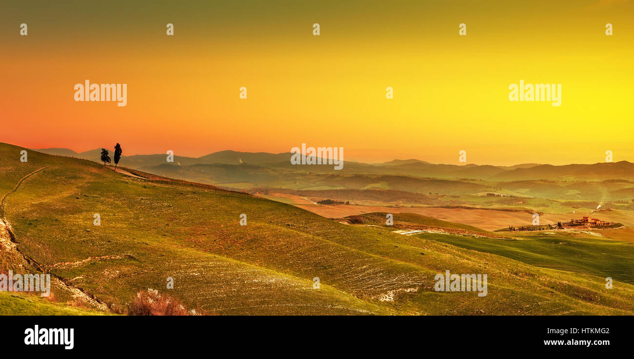 Toskana, Landschaft Sonnenuntergang Panorama und Zypresse Bäume. Volterra, Italien, Europa. Stockfoto