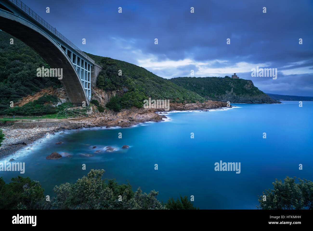 Brücke, Felsen und Meer. Livorno Küste, Tuscany Riviera, Italien, Europa. Langzeitbelichtung. Stockfoto