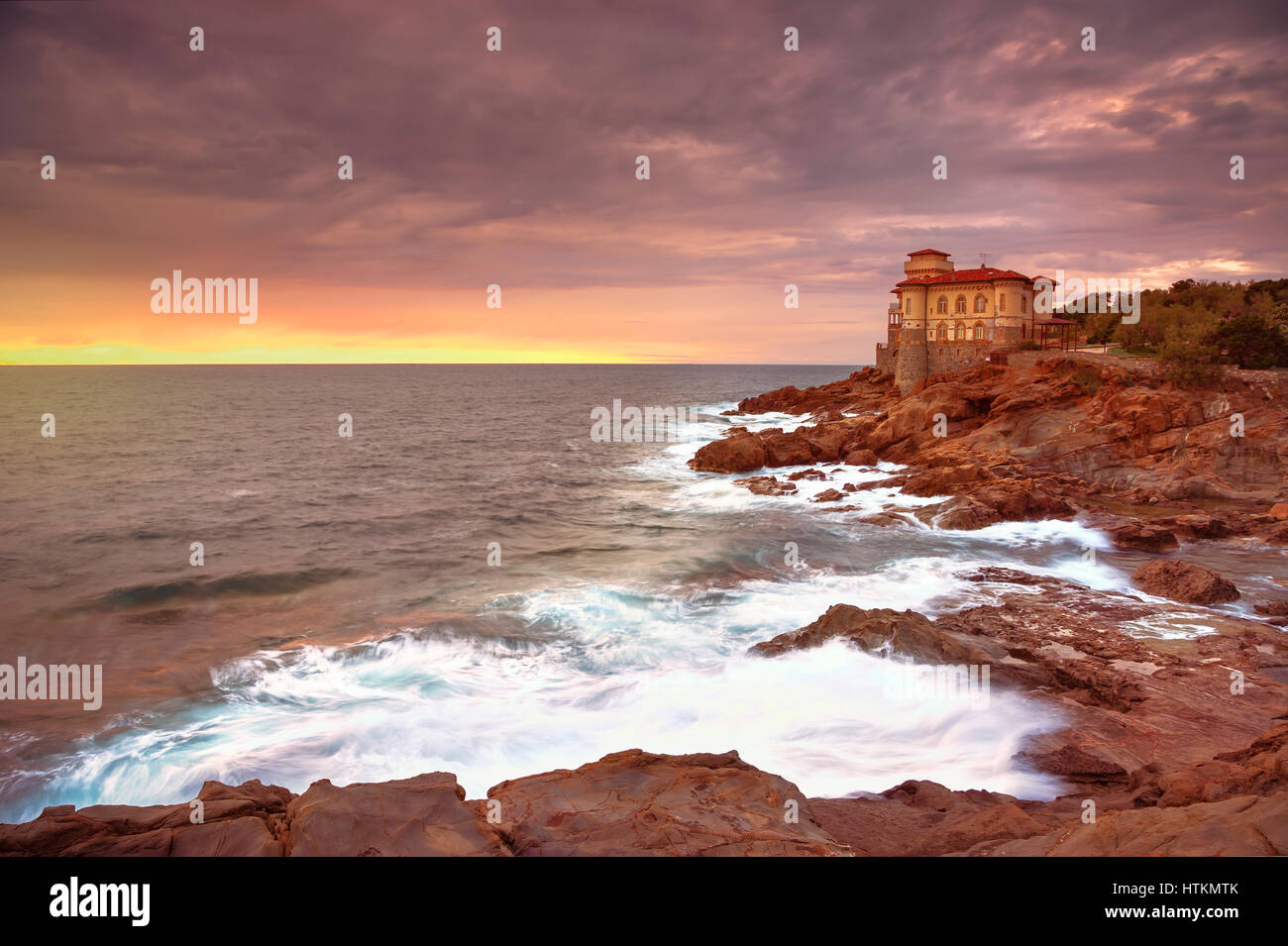 Boccale Burg Wahrzeichen auf Klippe Felsen und Meer auf warmen Sonnenuntergang. Toskana, Italien, Europa. Stockfoto