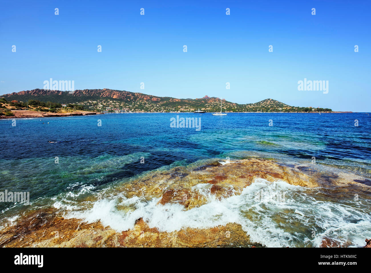 Agay Bucht im Esterel mediterranen roten Felsen-Küste, Strand und Meer. Côte d ' Azur in Cote d ' Azur in der Nähe von Cannes, Provence, Frankreich, Europa. Stockfoto