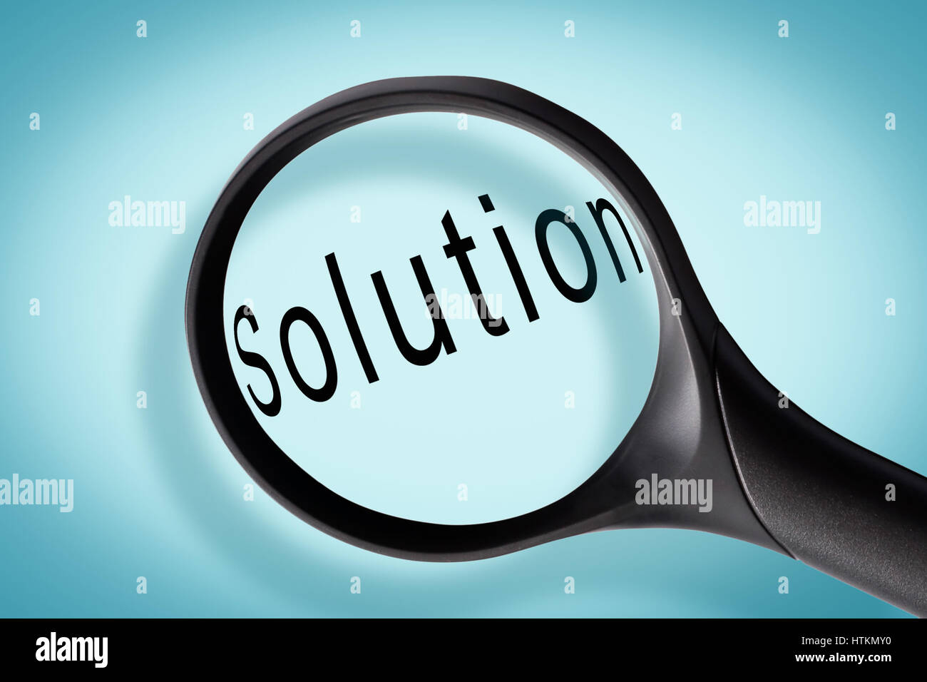 Word-Projektmappe gesehen durch ein Vergrößerungsglas, Lösungskonzept Stockfoto