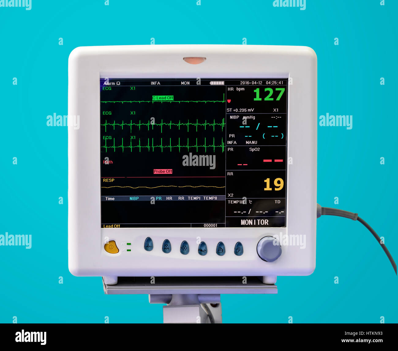 EKG-Monitor in ICU Einheit auf blauem Hintergrund Stockfoto