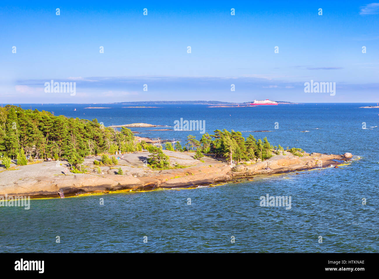 Stein-Strand mit Plätzen zum Sonnenbaden, Schwimmen und Relaxen auf einer Felseninsel in Pihlajasaari Recreational Park. Skandinavischen Inseln Architektur ich Stockfoto