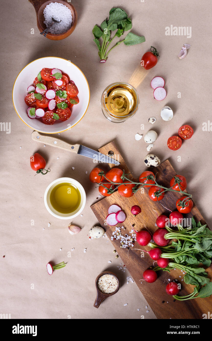 Mediterraner Tomatensalat mit Mischung aus Salatblättern und Radieschen ...