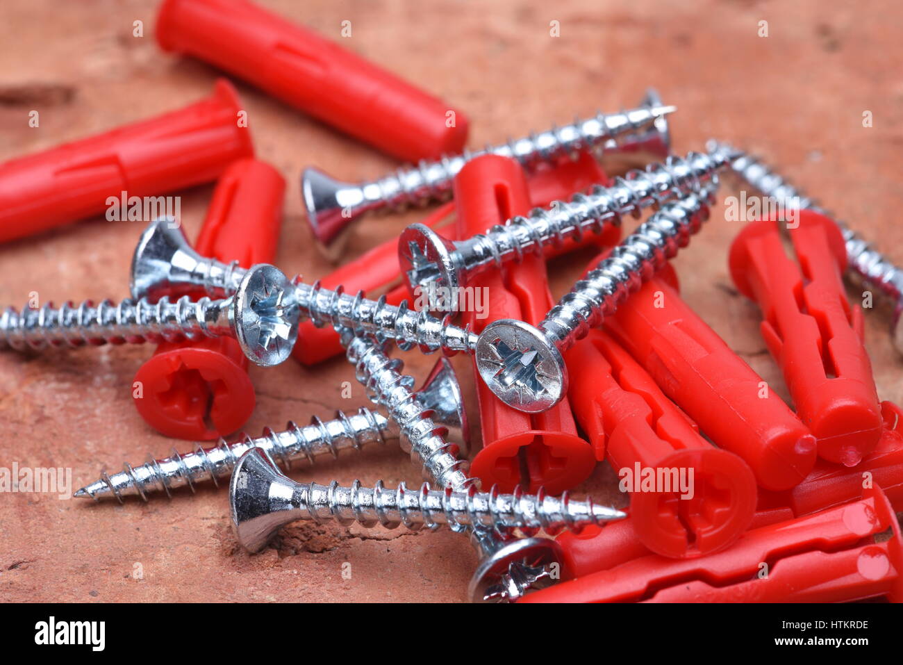 Kunststoffdübel mit Schrauben schließen Nach Oben Stockfoto
