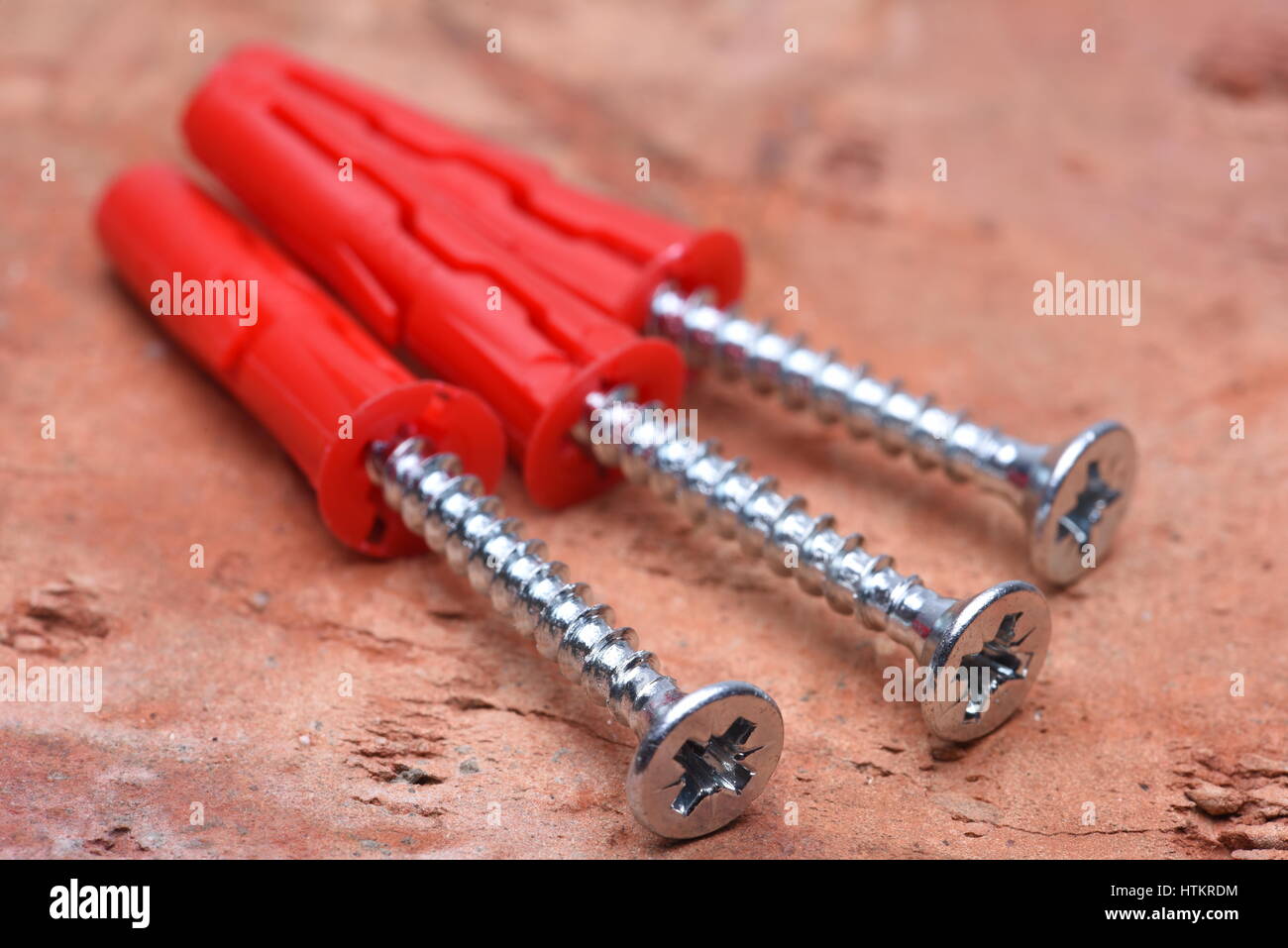 Kunststoffdübel mit Schrauben schließen Nach Oben Stockfoto