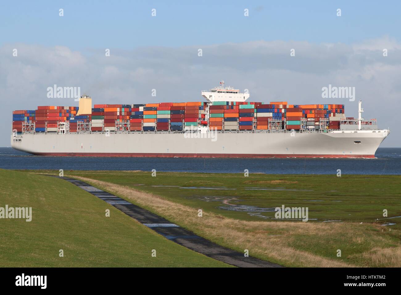 extrem große Containerschiff Schifffahrt auf der Elbe Stockfoto
