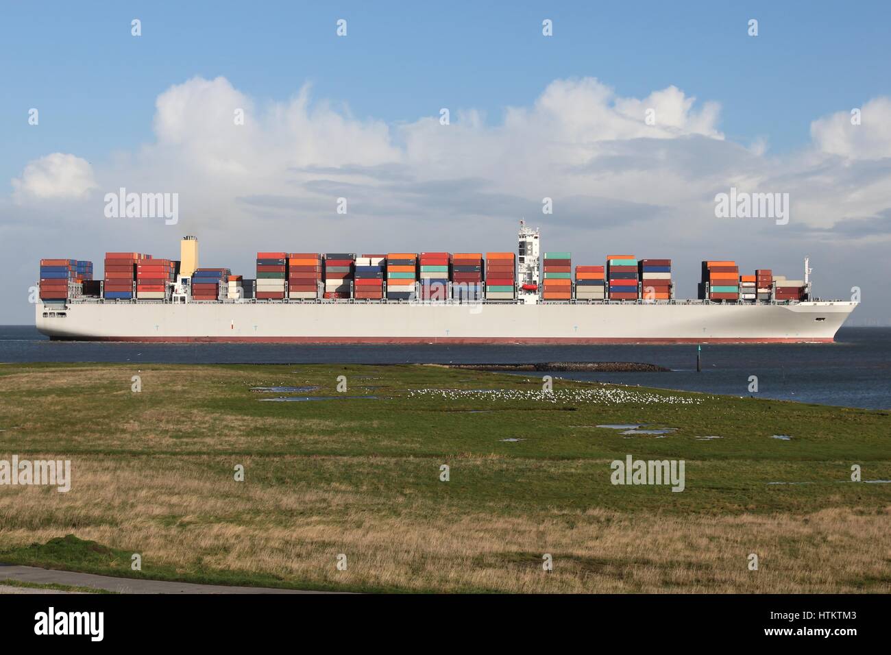 extrem große Containerschiff Schifffahrt auf der Elbe Stockfoto