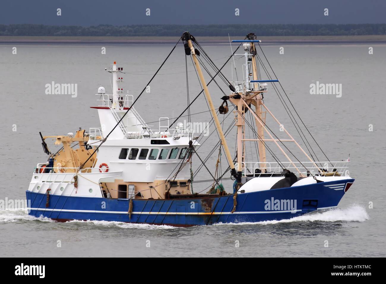 Fischereifahrzeug auf See Stockfoto