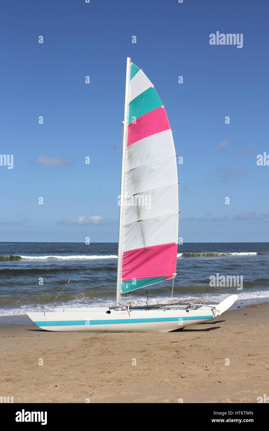 Katamaran am Sandstrand Stockfoto