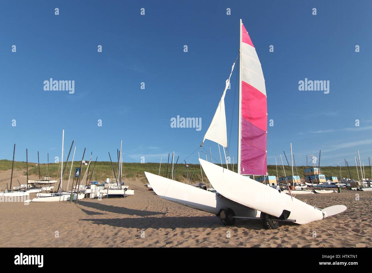 Katamaran am Sandstrand Stockfoto