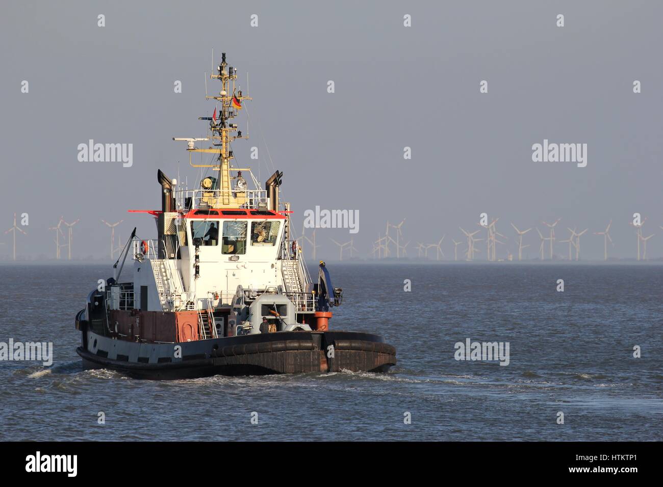 Hafen Schlepper auf hoher See Stockfoto