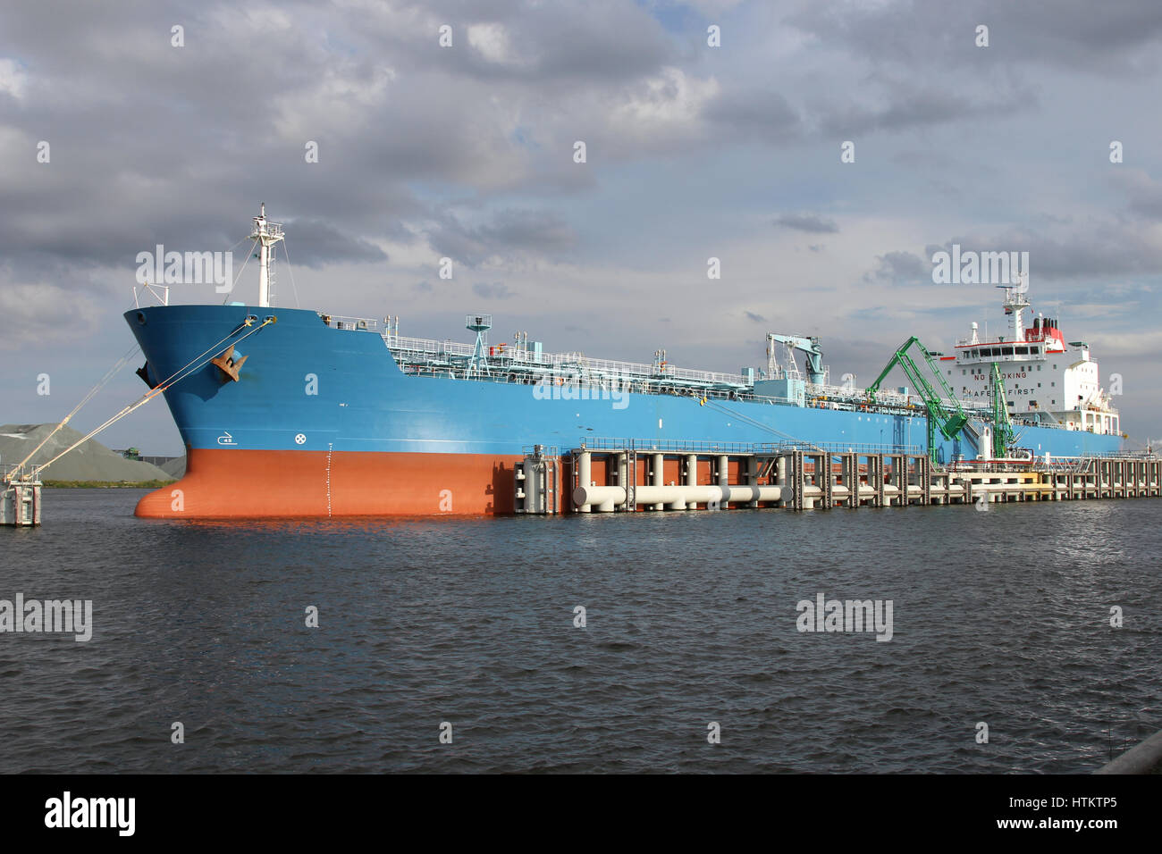 Produktentanker am Ölhafen Stockfoto