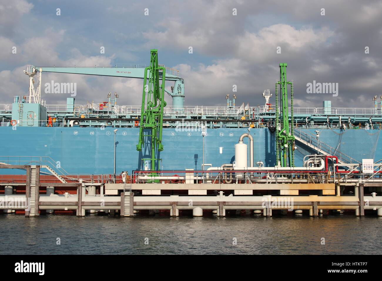 Produktentanker am Ölhafen Stockfoto